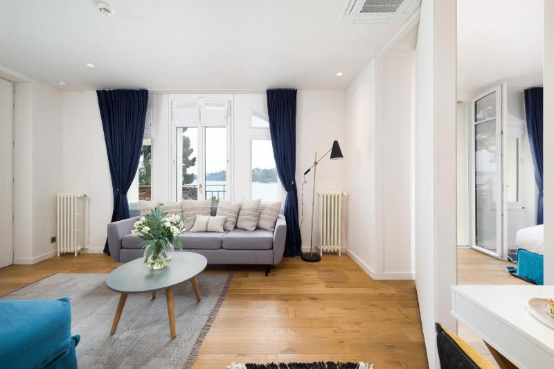 Deluxe Family Suite with Terrace image 2