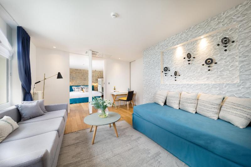 Deluxe Family Suite with Terrace image 1
