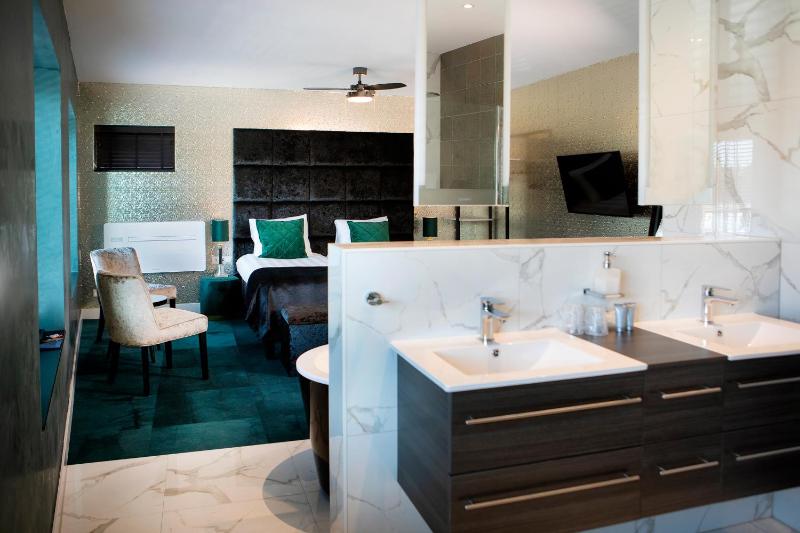 Executive Suite image 2