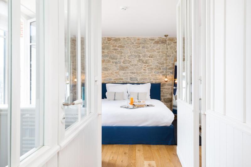 Deluxe Family Suite with Balcony image 1