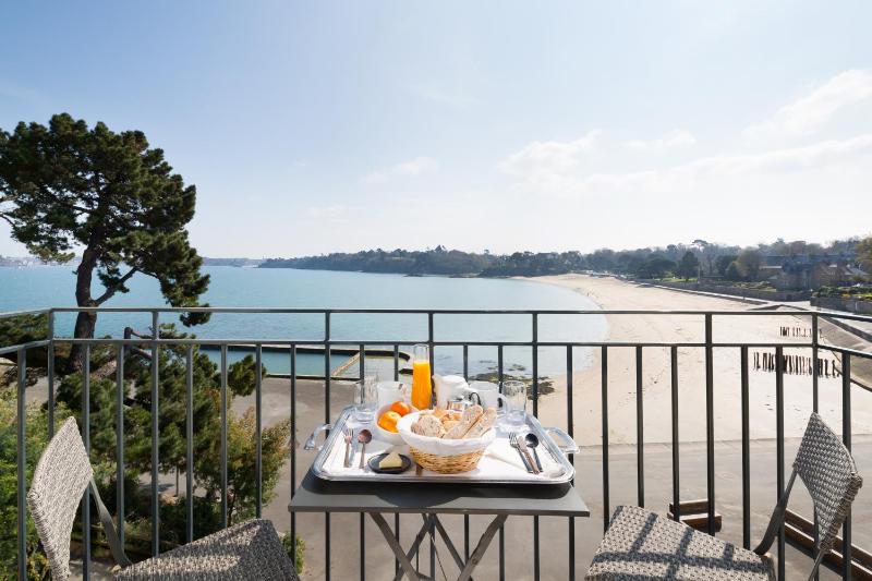 Deluxe Family Suite with Balcony image 4