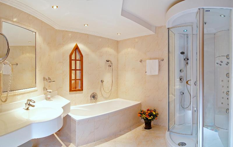 Deluxe Suite with Balcony image 3