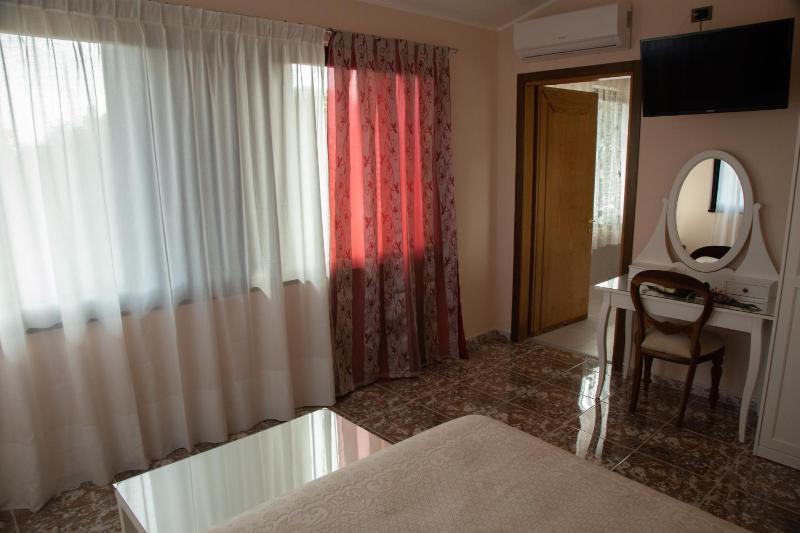 Queen Room with Garden View image 2