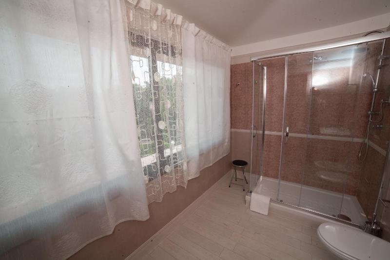 Queen Room with Garden View image 3