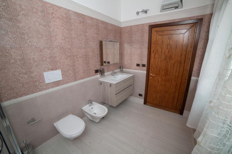 Queen Room with Garden View image 4