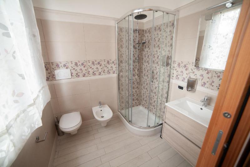 King Room with Garden View image 3