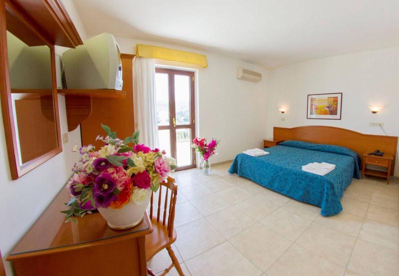 Double Room with Balcony and Sea View image 1
