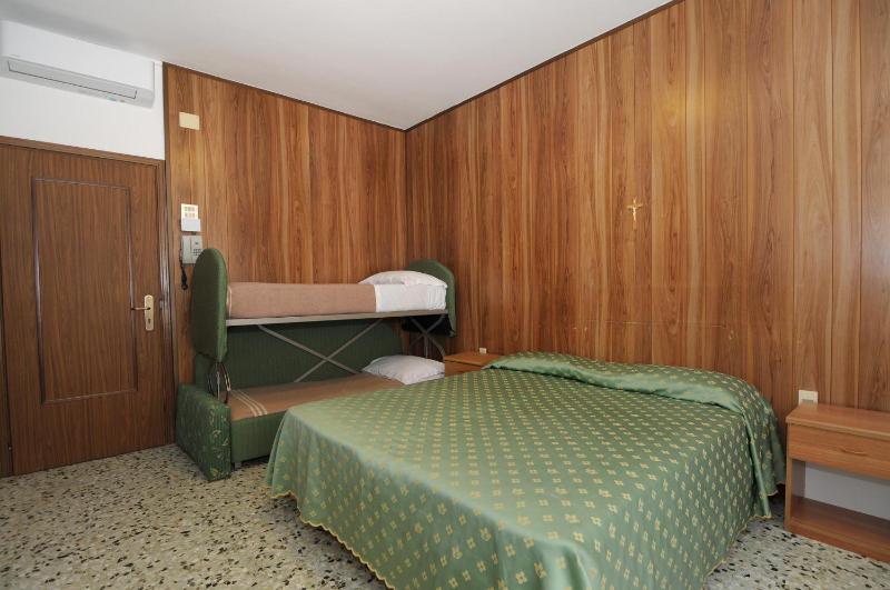 Economy Quadruple Room image 4