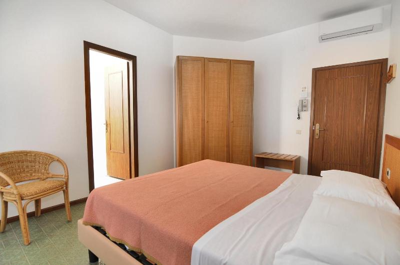 Economy Double or Twin Room image 4