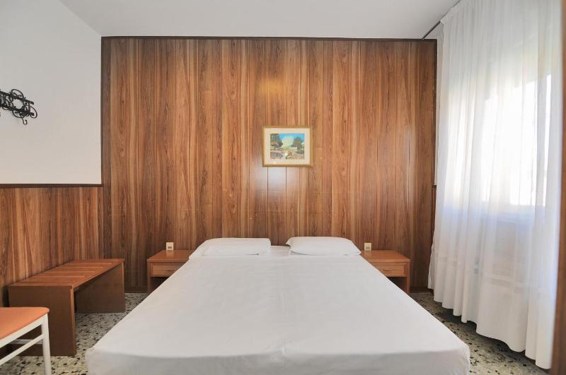 Economy Double or Twin Room image 4