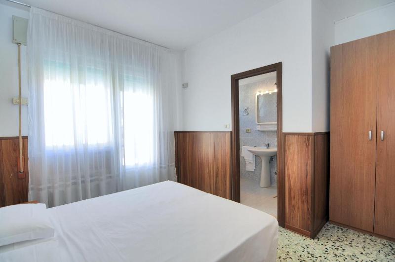 Economy Double or Twin Room image 3