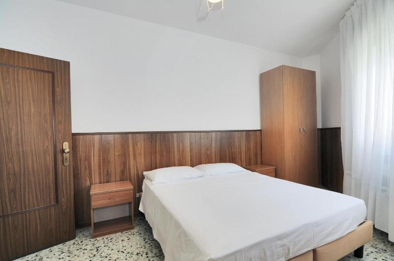Small Double Room image 3