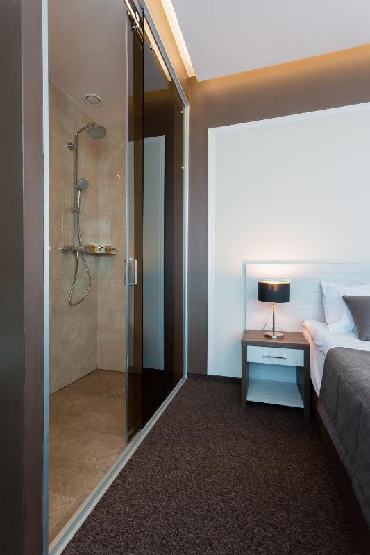 King Suite with Pool View and Access to the Spa image 3