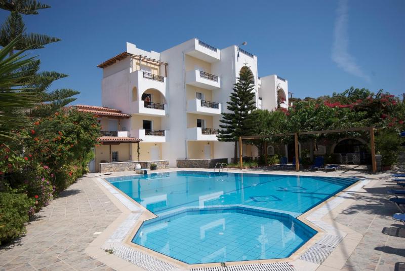 Studio with Pool View image 2