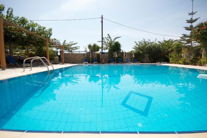 Studio with Pool View image 3