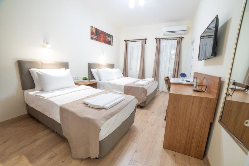 Deluxe Triple Room image 3