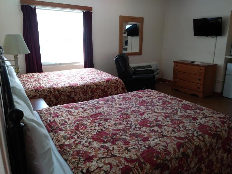 Double Room with Two Double Beds with River View  image 2