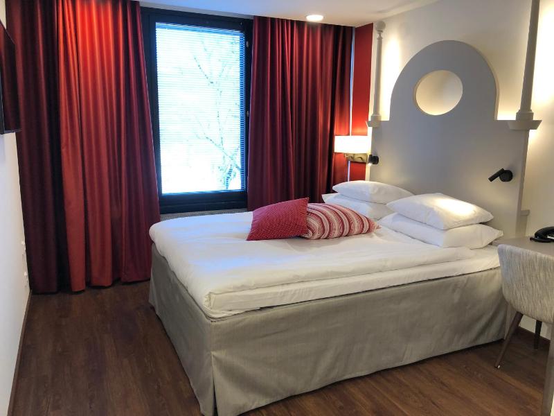 Standard Queen Room image 3