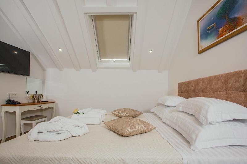 Deluxe Double or Twin Room image 2