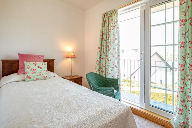 Three-Bedroom House image 4
