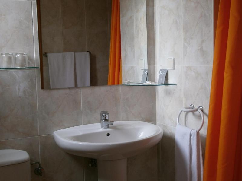 Twin Room image 3