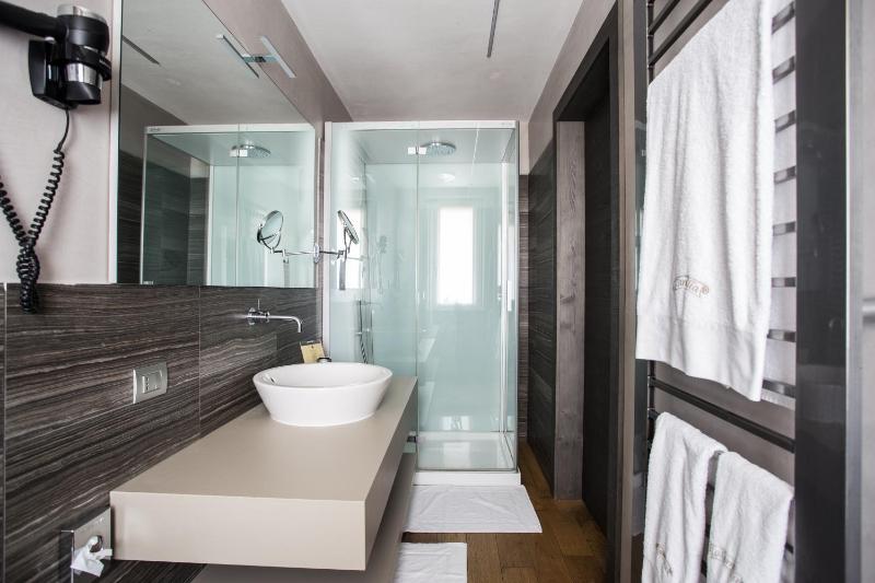 Deluxe Double or Twin Room image 2