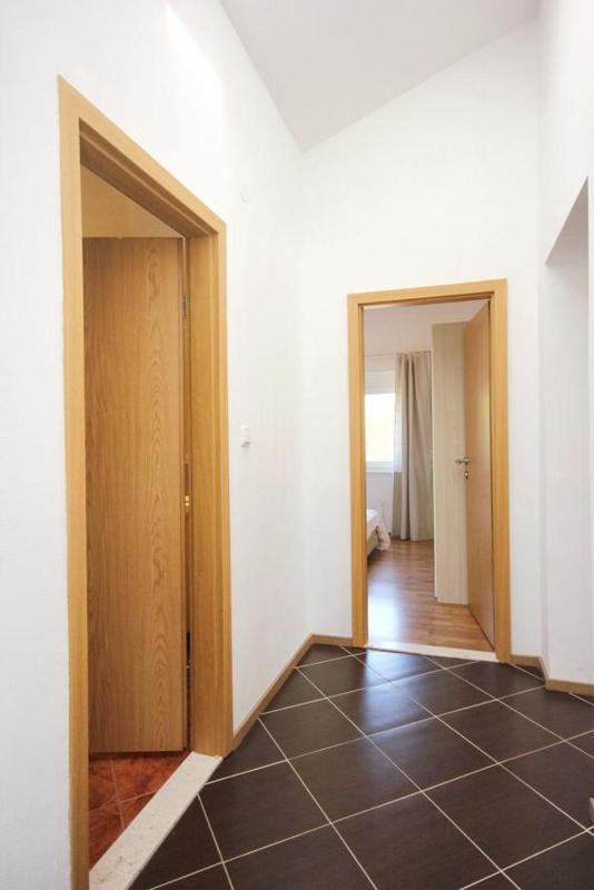 Three-Bedroom Apartment with Terrace and Sea View image 3