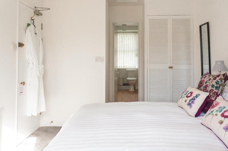 Deluxe Double Room with Bath image 4