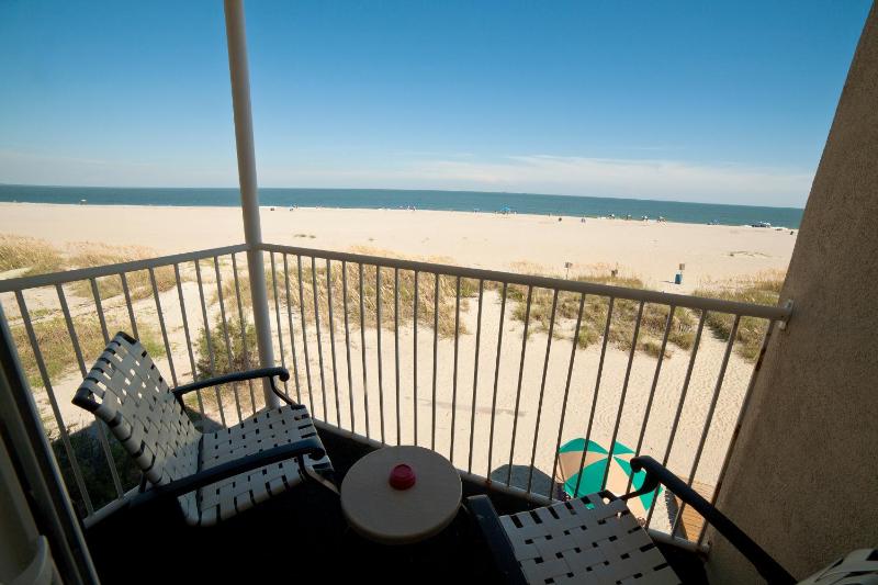 Deluxe King Room with Ocean Front View image 2