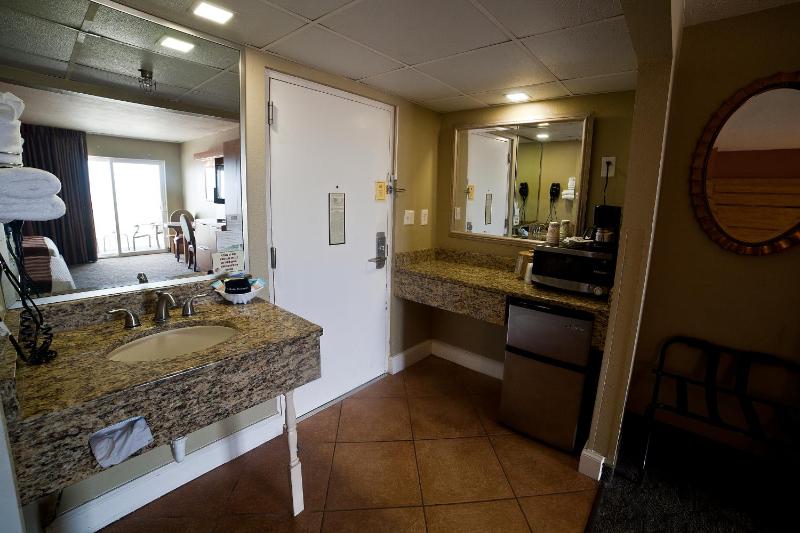 Deluxe King Room with Ocean Front View image 3