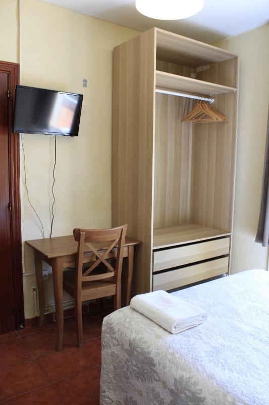 Twin Room with Private Bathroom image 2