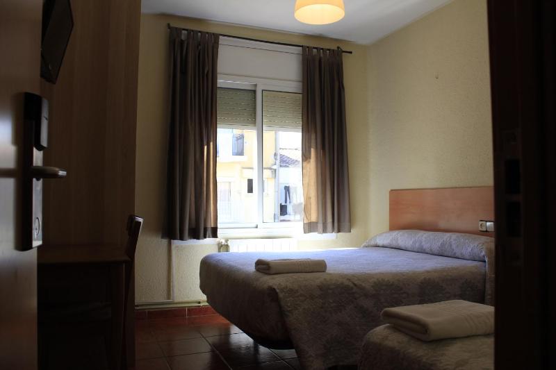 Twin Room with Private Bathroom image 3