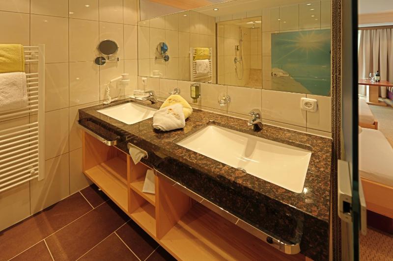 Deluxe Triple Room image 3