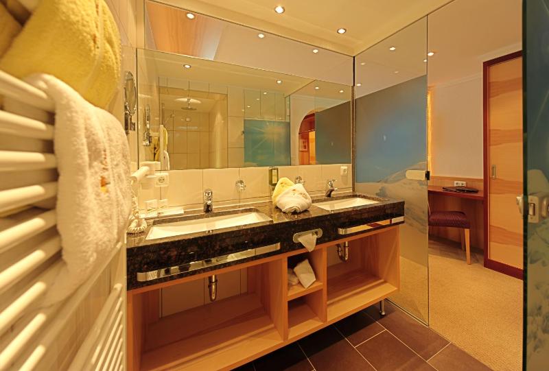 Deluxe Triple Room image 2