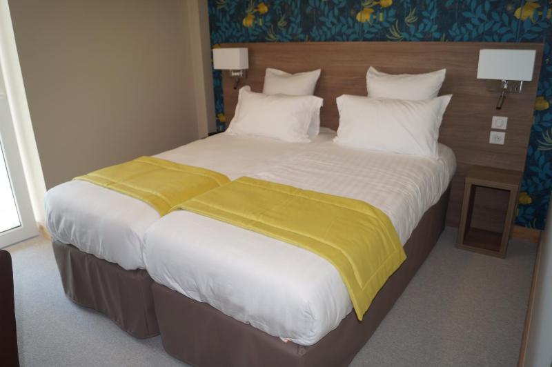 Twin Room with Balcony image 1