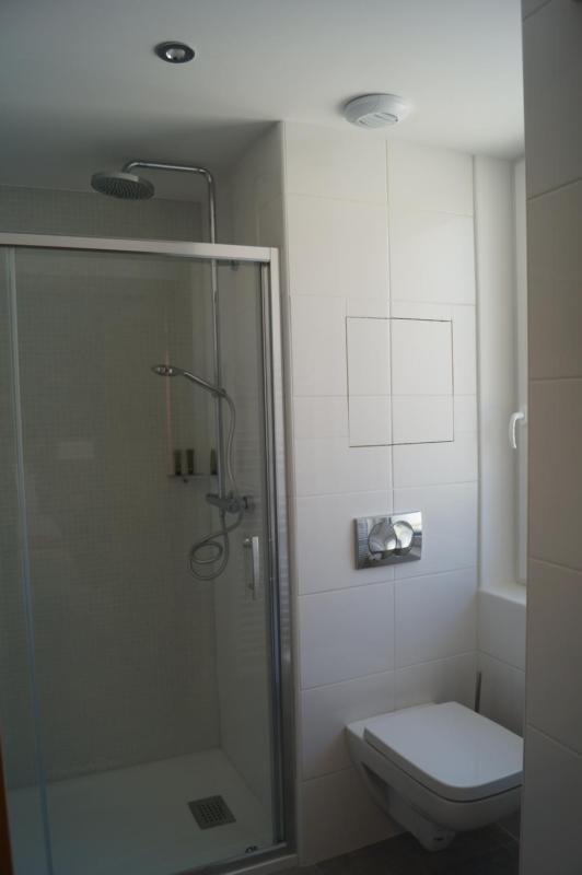 Standard King Room image 3