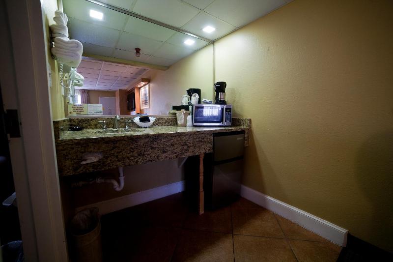 Desoto Beach Hotel - image 2
