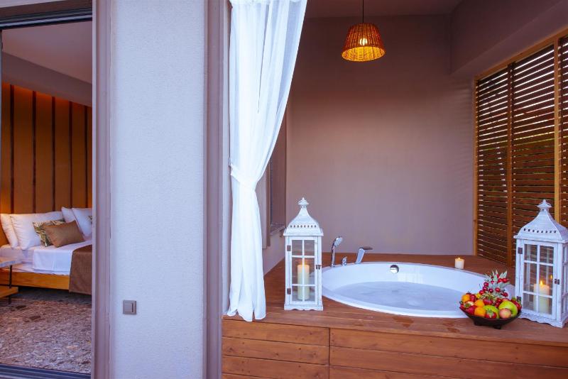 Honeymoon Room with Spa Bath - Swim Up image 2