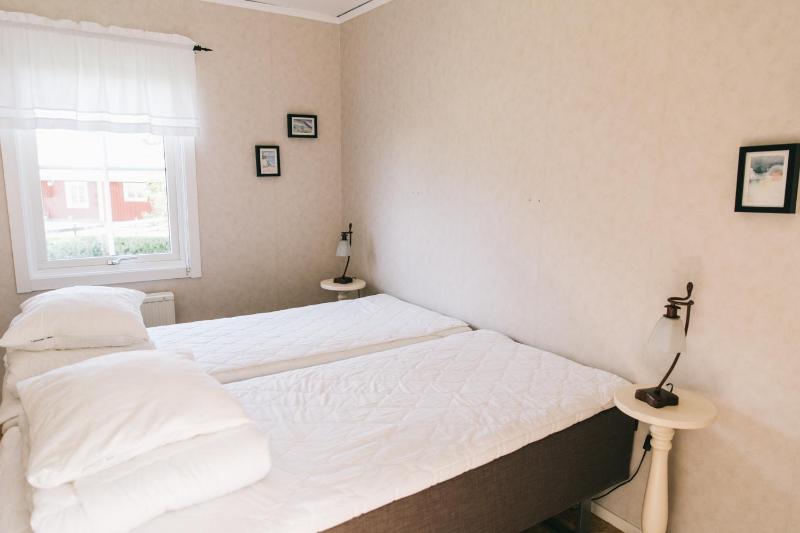 Standard Twin Room with Shared Bathroom image 2