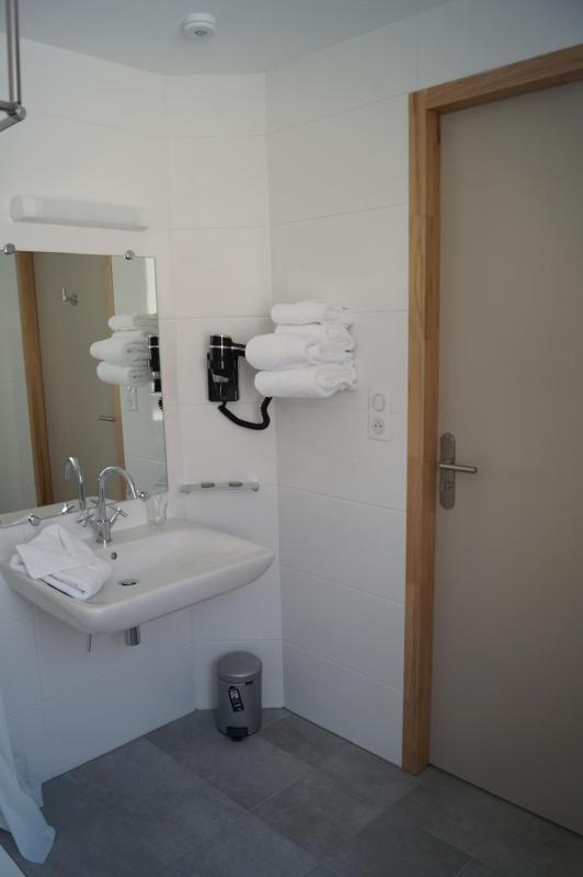King Room with Roll-In Shower - Disability Access image 3