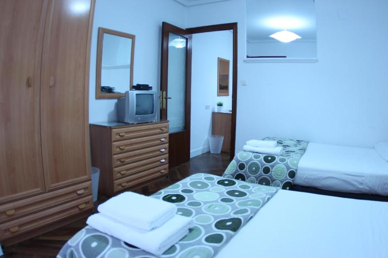 Triple Room with Shared Bathroom image 2