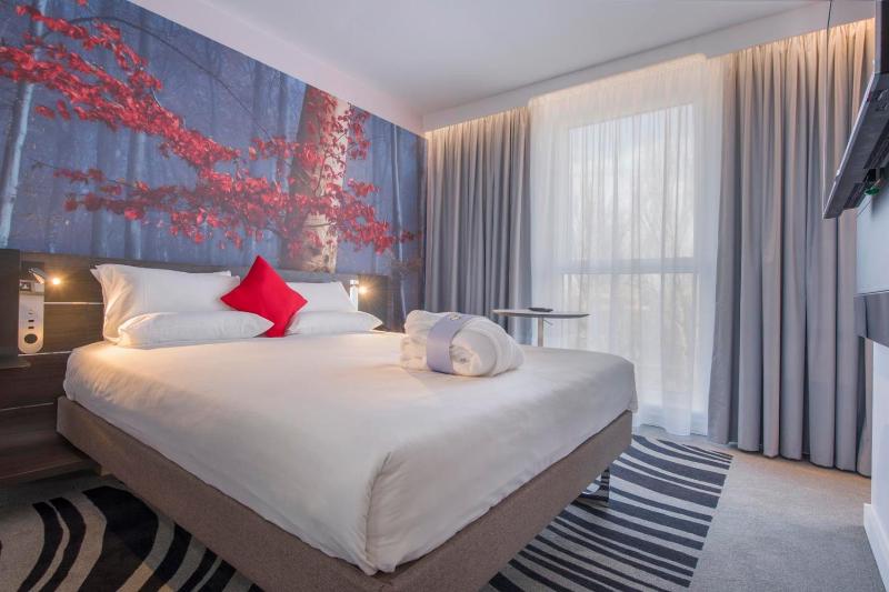 Deluxe Executive Queen Room with Sofa image 2