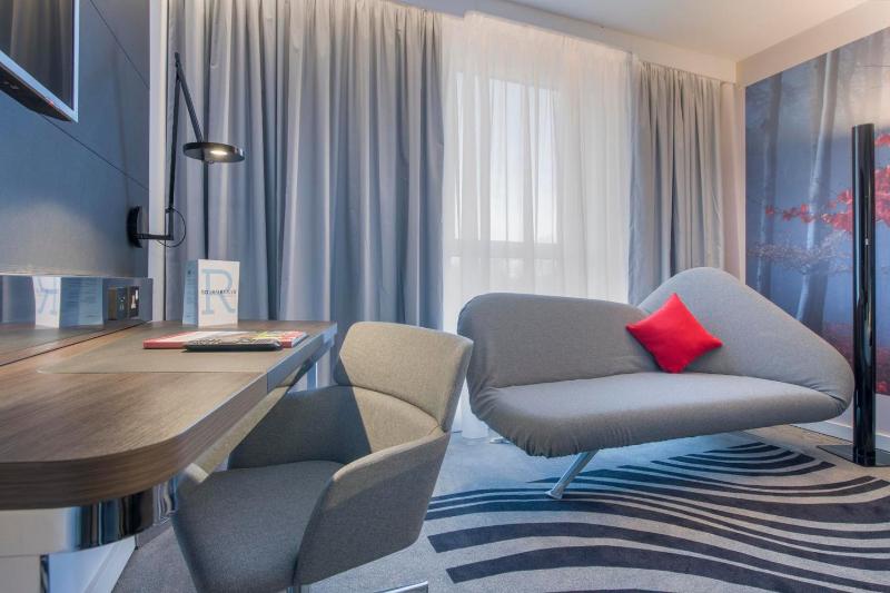 Deluxe Executive Queen Room with Sofa image 3