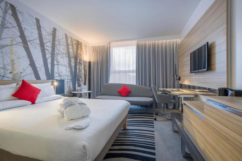 Executive Queen Room with Sofa image 3