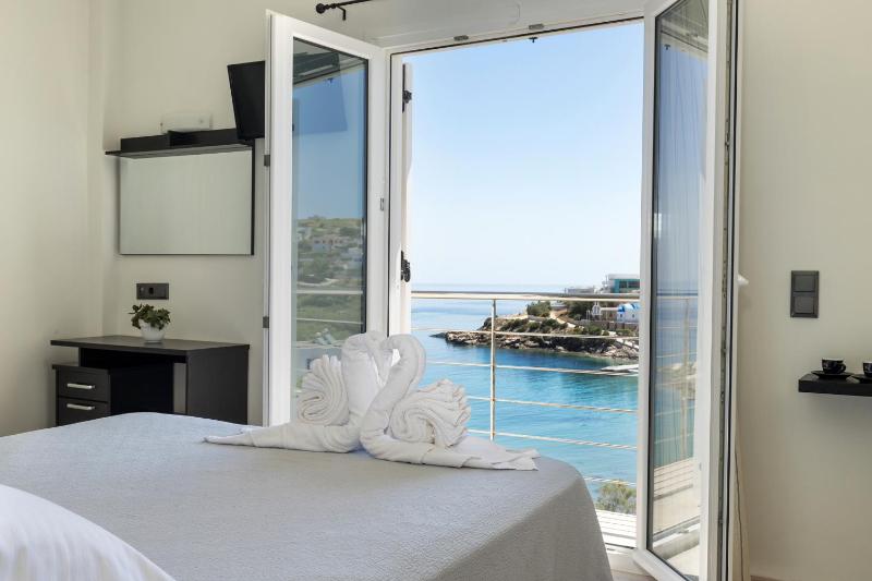 Deluxe Double Room with Balcony and Sea View image 3