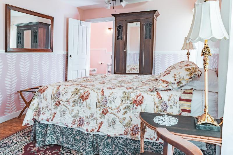 Queen Room - Non-Smoking image 4