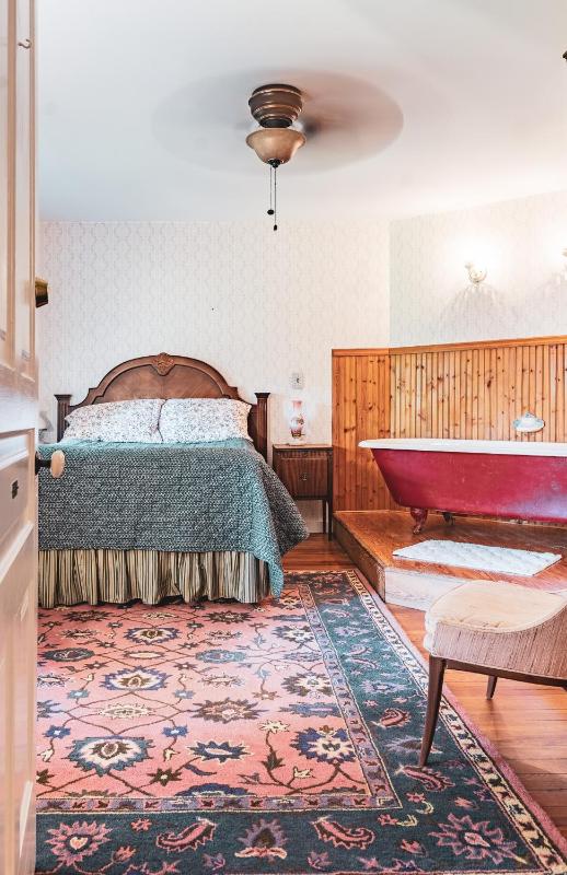 Queen Room with Garden View image 1
