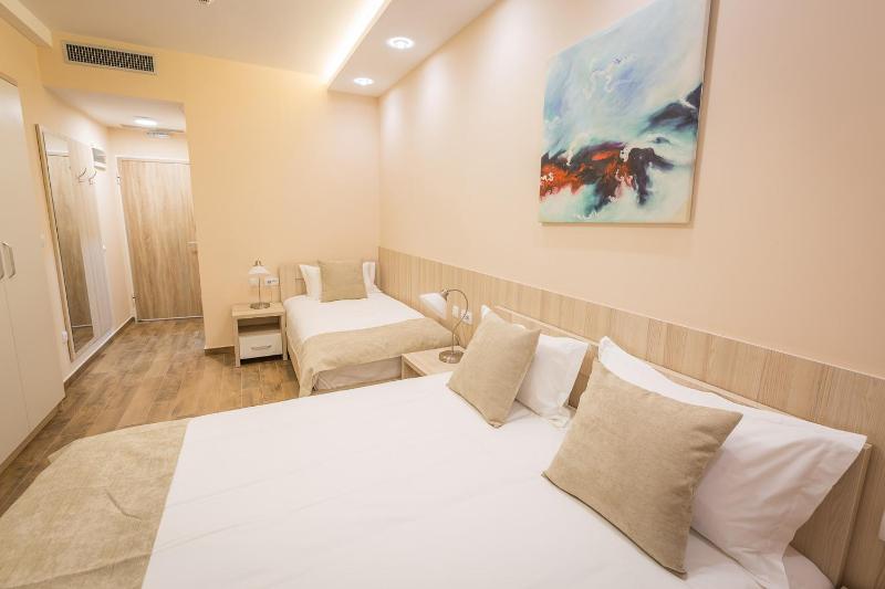 Luxury Triple Room image 4