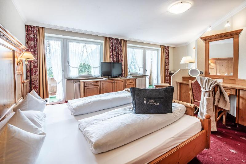 Deluxe Double Room image 2