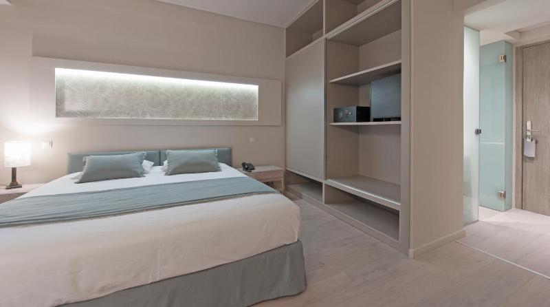 Double or Twin Room with Sea View image 2